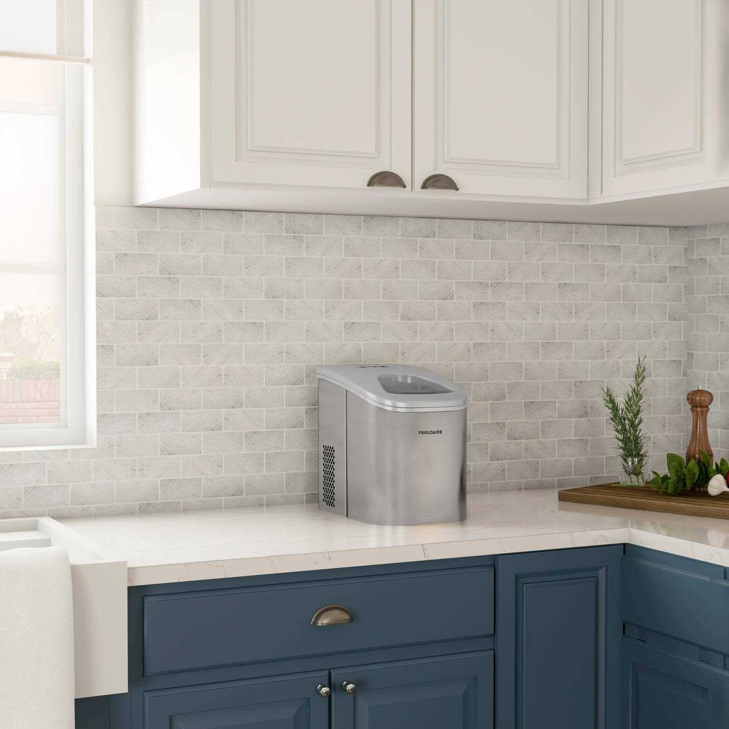 Frigidaire 26 Countertop Ice Maker - Image 4