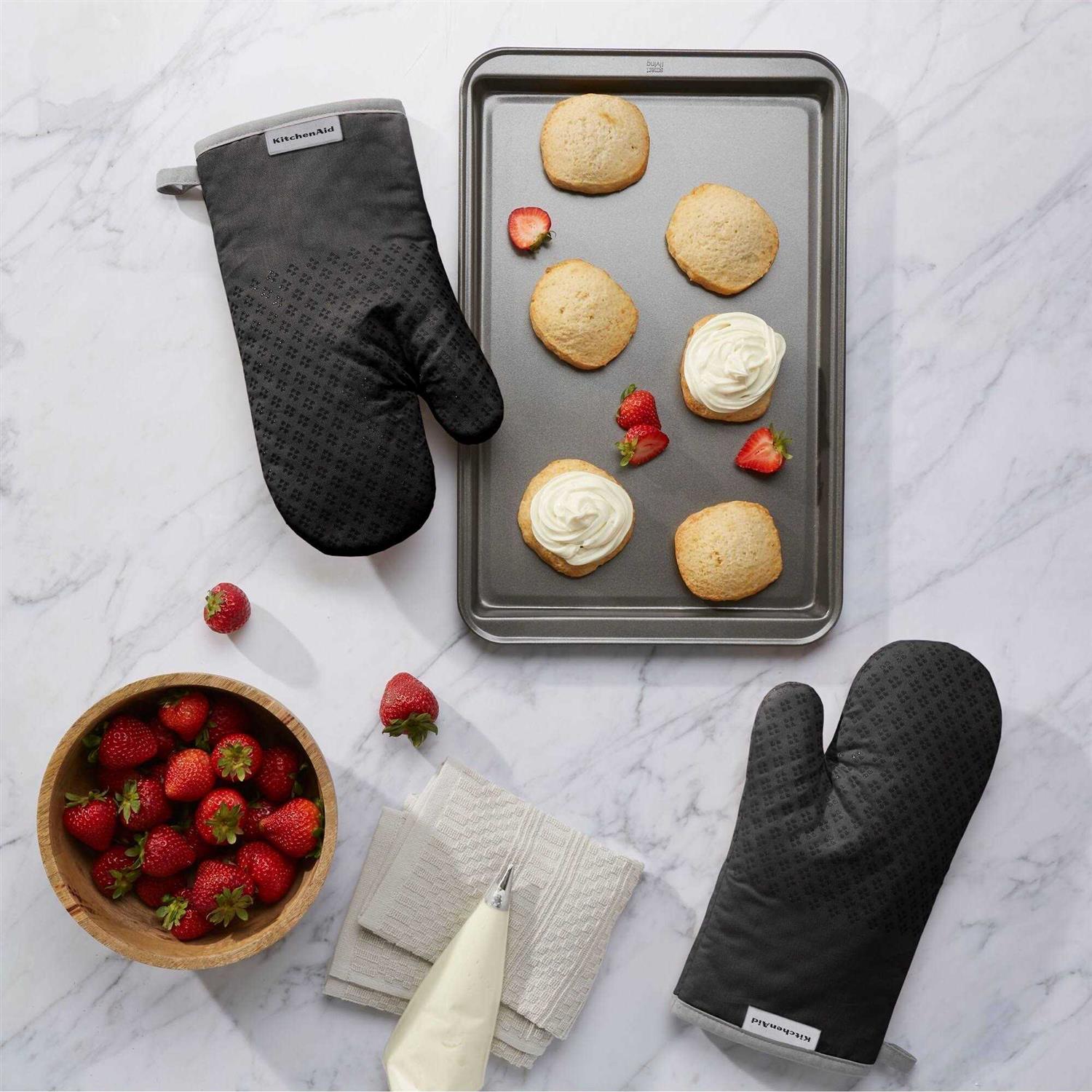KitchenAid Asteroid Oven Mitt - Image 4