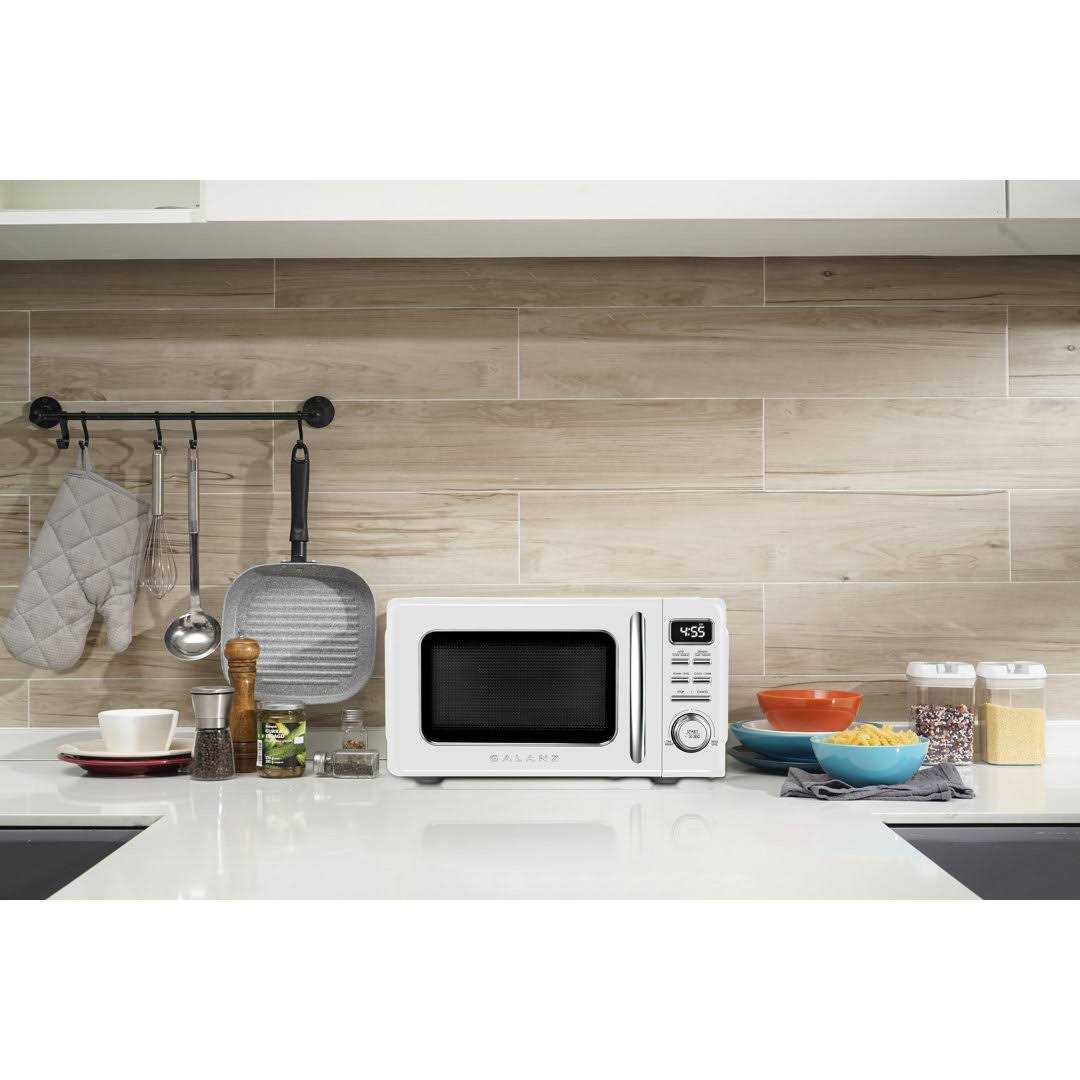 Galanz Retro Countertop Microwave Oven with Auto Cook & Reheat - Image 3