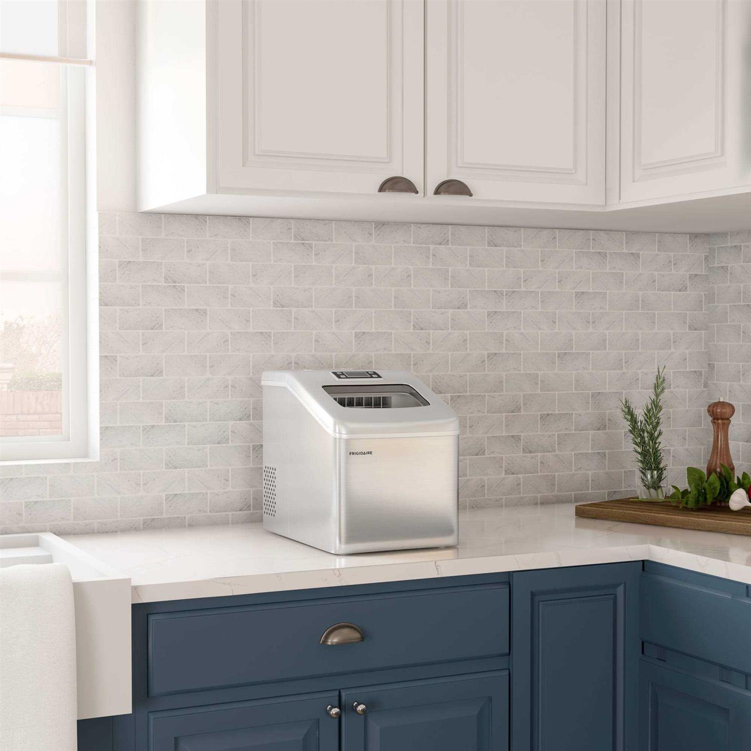 Frigidaire 40-Pound Freestanding Ice Maker - Image 4