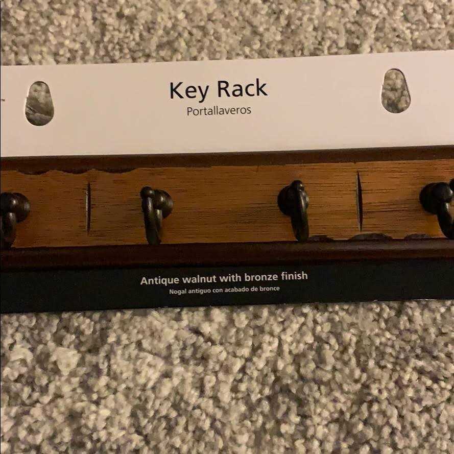 Mainstays 8.5 inch Antique Walnut Keyrack with 4 Oil-Rubbed Bronze Hooks - Image 5