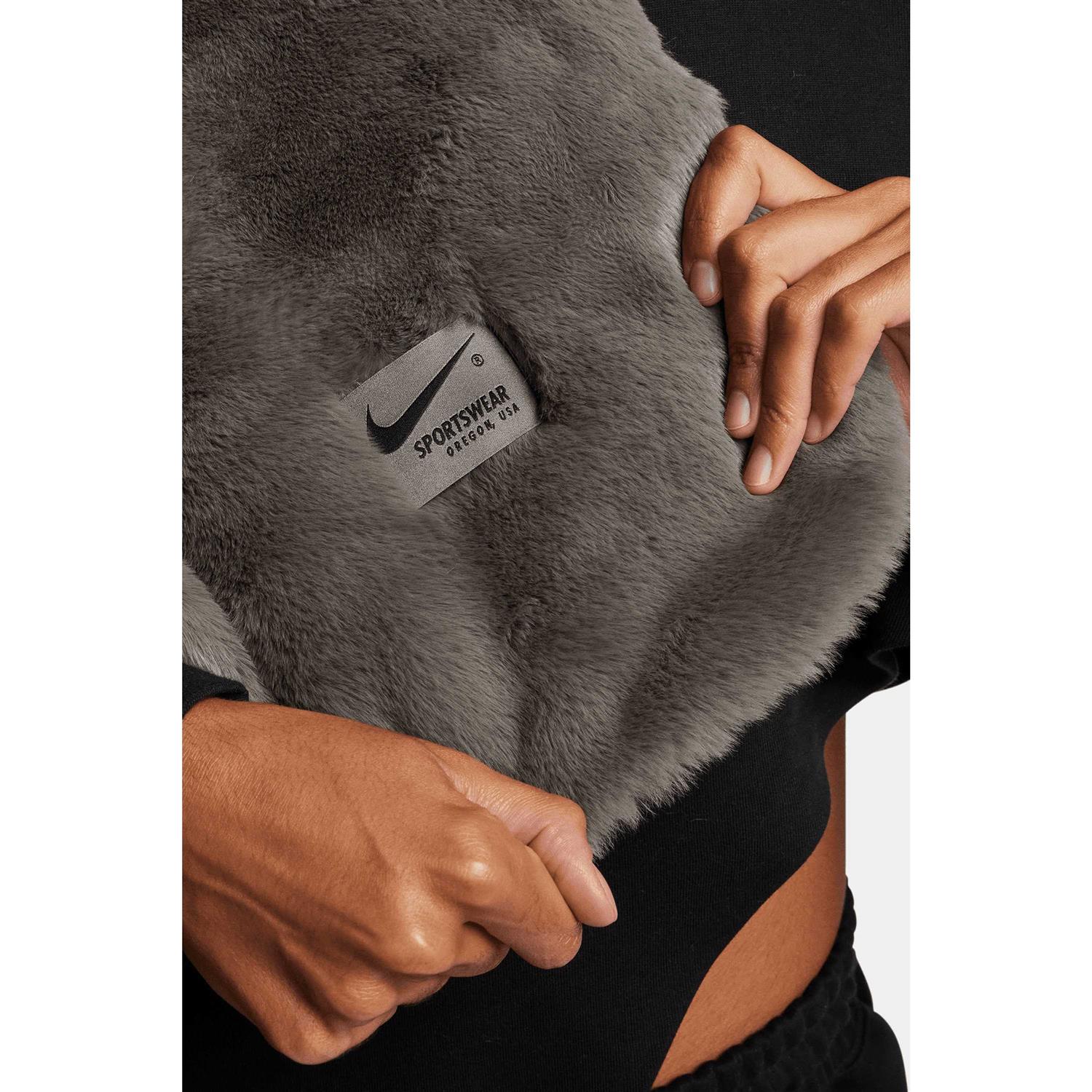 Nike Swoosh Faux Fur Blanket - Image 5