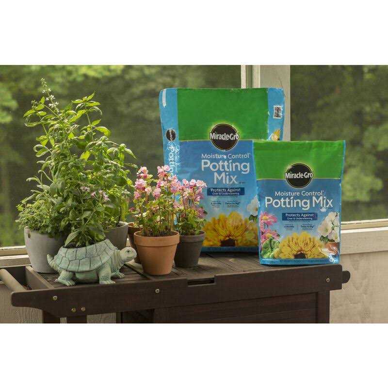 Miracle Gro Moisture Control Potting Mix - Image 3