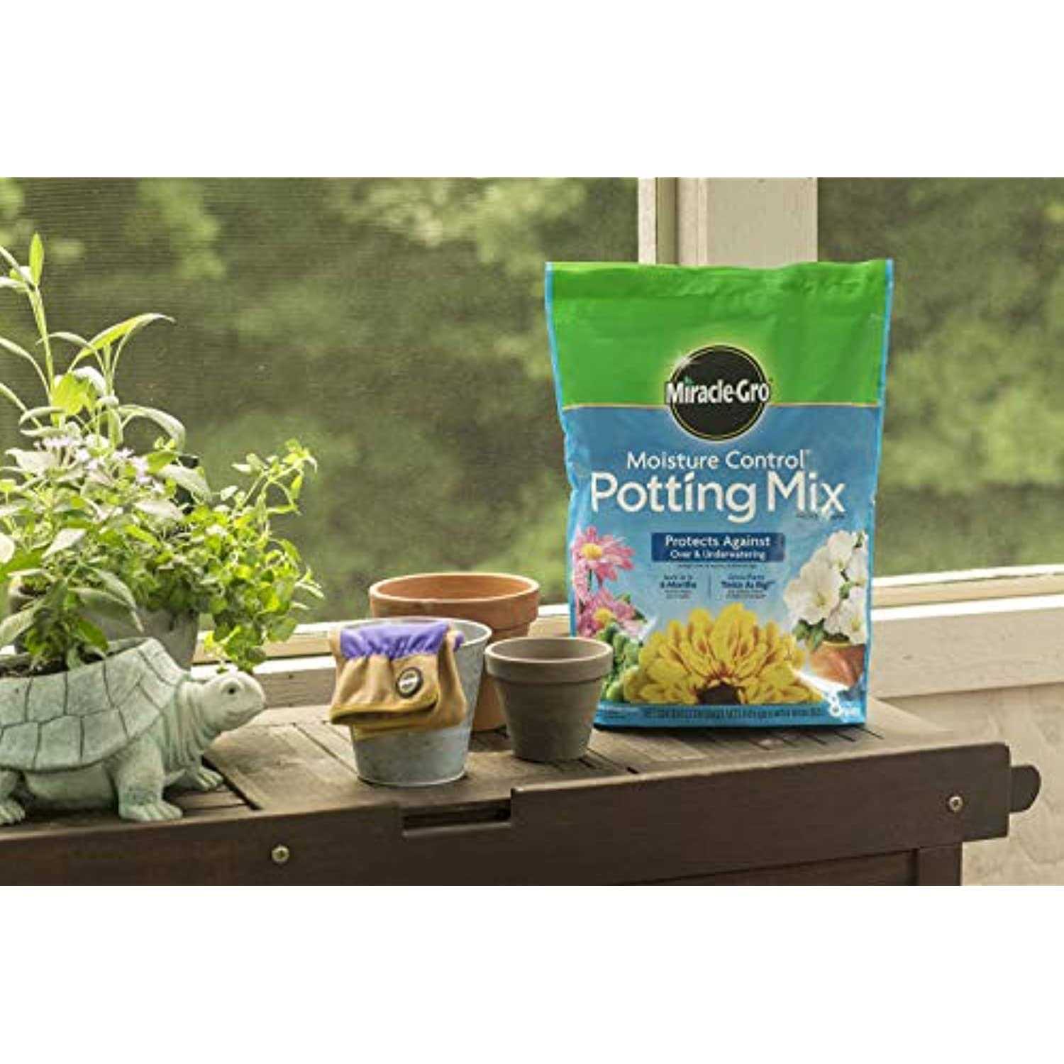 Miracle Gro Moisture Control Potting Mix - Image 3
