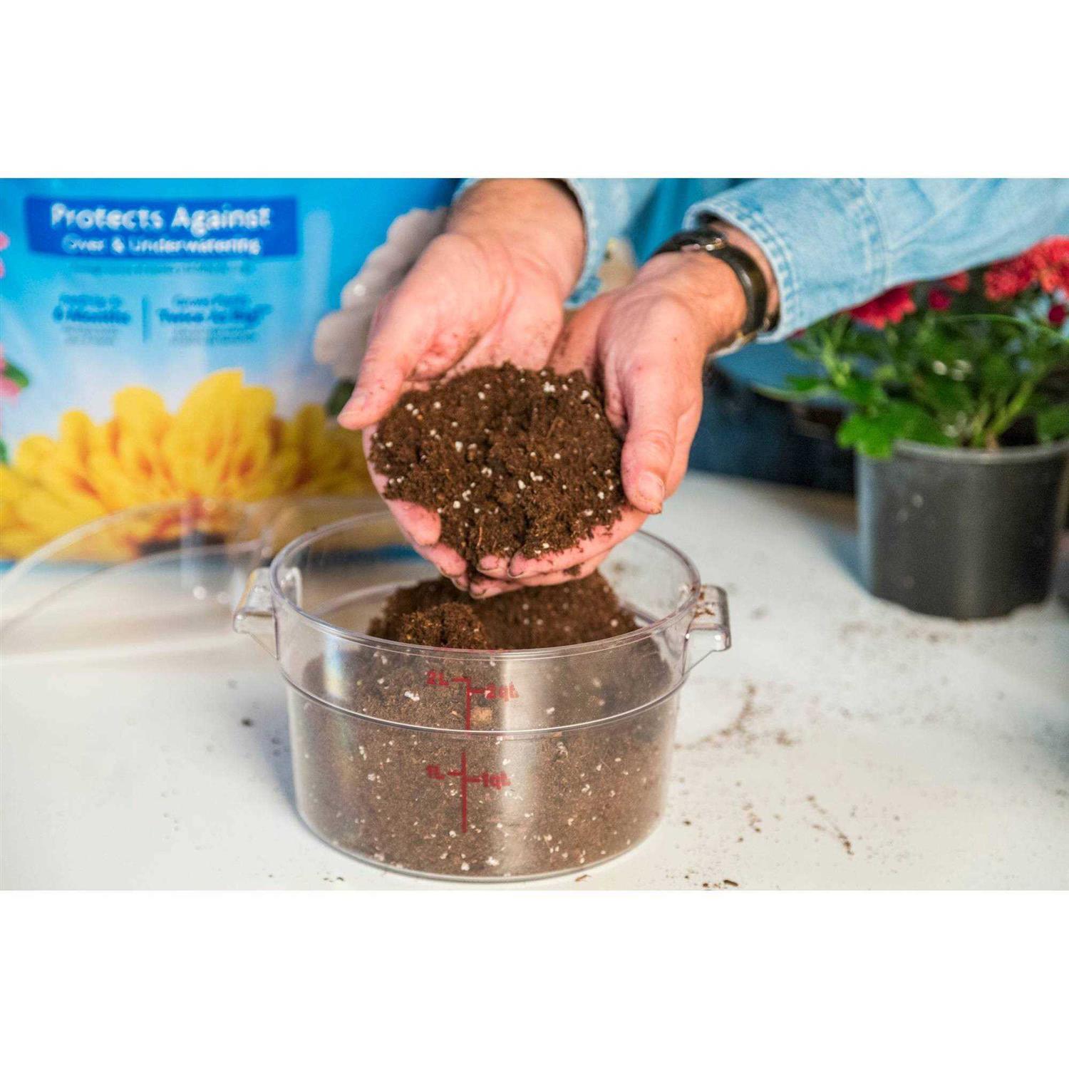 Miracle Gro Moisture Control Potting Mix - Image 4