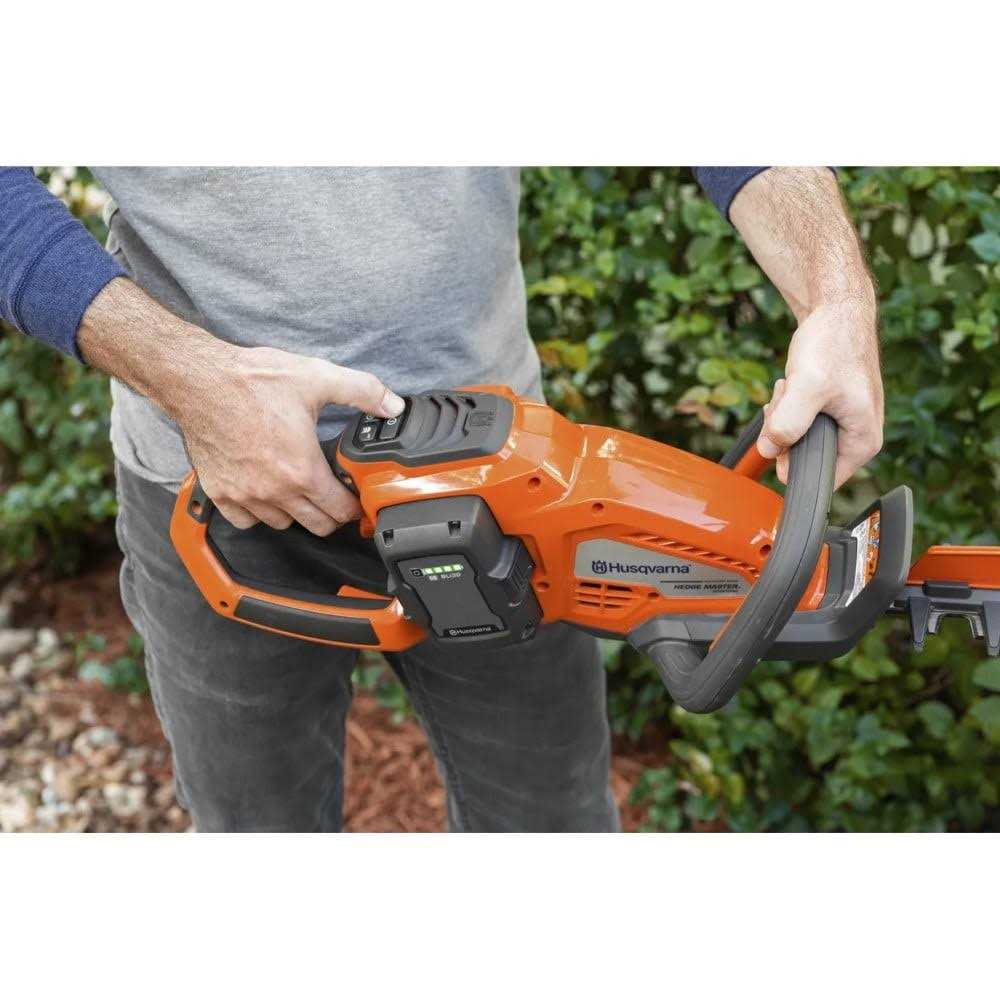 Husqvarna Hedge Master 320iHD60 40-volt 24-in Battery Hedge Trimmer - Image 4
