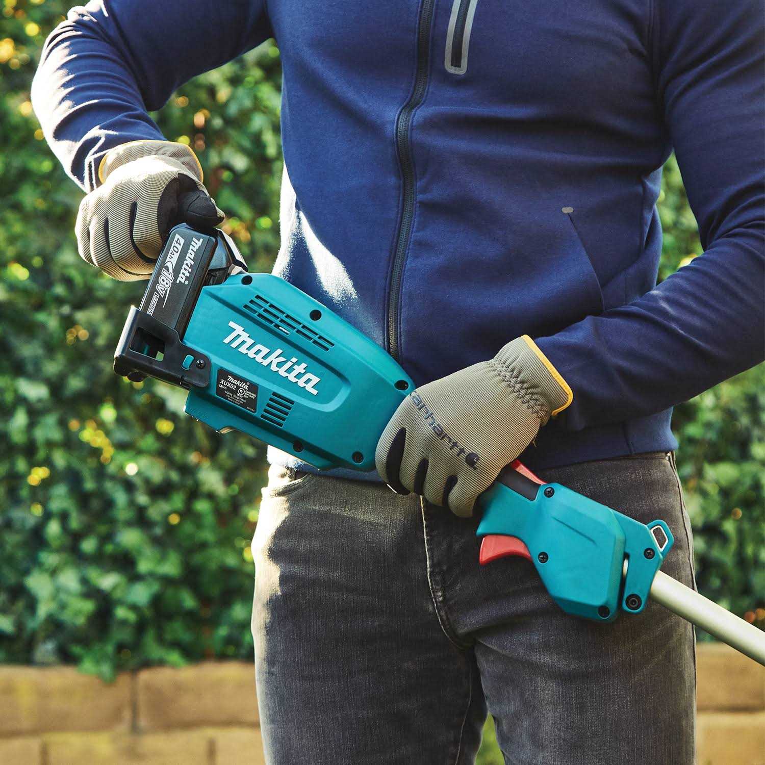 Makita XUX02SM1X4 18V LXT Lithium-Ion Brushless Cordless Couple Shaft Power Head Kit w/String Trimmer & 10 in. Pole Saw Attachments 4.0Ah - Image 3